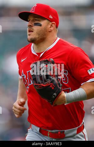 Mike Trout #27 von den Los Angeles Angels joggt während eines Spiels gegen die Chicago White Sox am Rate Field am 29. März 2025 in Chicago, Illinois. (Foto: Brandon Sloter/Image of Sport) Stockfoto