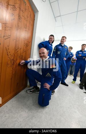 6. Juni 2018 - Baikonur, Kasachstan - Signaturwand. Am Tag des Starts in den Weltraum auf einer Sojus durchlaufen Astronauten eine Reihe von Traditionen. ESA-Astronaut Alexander Gerst wird am 6. Juni 2018 zusammen mit der NASA-Astronautin Serena Aunon-Chancellor und Roscosmos-Kommandeur Sergei Prokopyev vom Kosmodrom Baikonur in Kasachstan zur Internationalen Raumstation auf der Sojus MS-09 reisen. (Kreditbild: © ESA/ZUMA Wire/ZUMAPRESS.com) Stockfoto