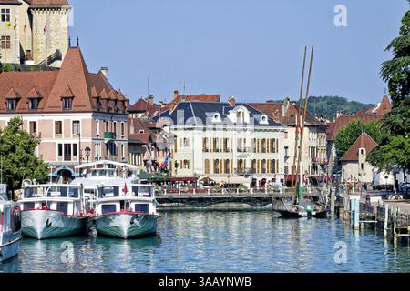 Frankreich, Haute Savoie, Annecy, See Annecy, die Kais am Ufer des Thiou, Kreuzfahrtschiffe auf dem See, im Hintergrund die Burg von Annecy (aus der Vogelperspektive) Stockfoto