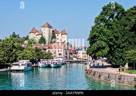 Frankreich, Haute Savoie, Annecy, See Annecy, die Kais am Ufer des Thiou, Kreuzfahrtschiffe auf dem See, im Hintergrund die Burg von Annecy (aus der Vogelperspektive) Stockfoto