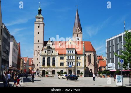 Ingolstadt, Deutschland – 19. Juni 2012. Blick auf den Rathausplatz in Ingolstadt. Blick auf das Rathaus, andere historische und kommerzielle Gebäude und Stockfoto