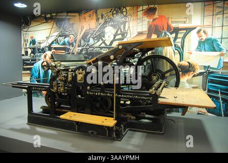 Mainz, Deutschland – 8. Mai 2014. Zylindermaschine für den Reliefdruck im Gutenberg-Museum in Mainz. Stockfoto