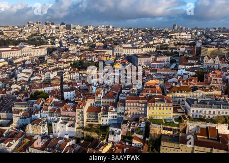 Portugal, Lissabon, Misericordia-Viertel westlich von Bairro Alto, links der Sao Bento-Palast, in dem sich die Versammlung der Portugiesischen Republik befindet, in der Mitte die Kirche Igreja de Nossa Senhora das Merces neben der Schule Passos Manuel auf der rechten Seite (Luftaufnahme) Stockfoto