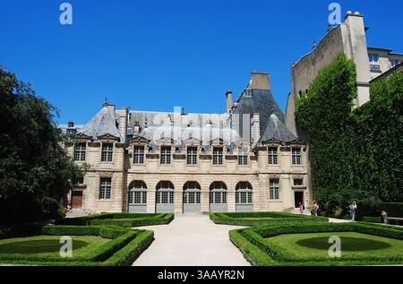 Paris, Frankreich – 2. Juli 2014. Der Innenhof im Renaissance-Stil des Hotel de Sully in Paris. Das Hotel de Sully ist ein Louis XIII Stil Hotel, das vor allem Stockfoto