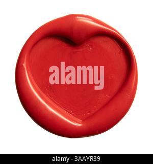 Zeitloser roter Vintage-Wachs-Siegelstempel in Herzform zum Versiegeln eines Valentinstag-Liebesbriefes auf weißem Hintergrund mit Schneidepfad Stockfoto