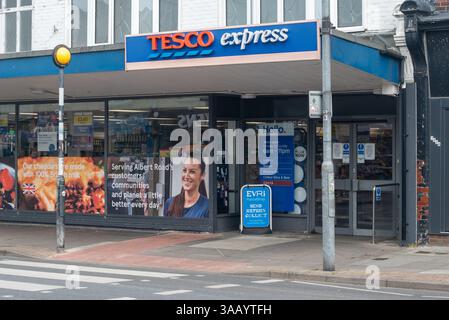 Eingang zum Tesco Express-Geschäft mit Fußgängerübergang davor. März 2025. Stockfoto