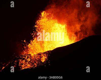 8. Juni 2018 – Hawaii, USA – gegen 3:00 Uhr HST heute (8. Juni) erreichten Lavafrünne, die aus der Spalte 8 des Kilauea Volcano in der Lower East Rift Zone ausbrachen, Höhen von 180 Stockfoto