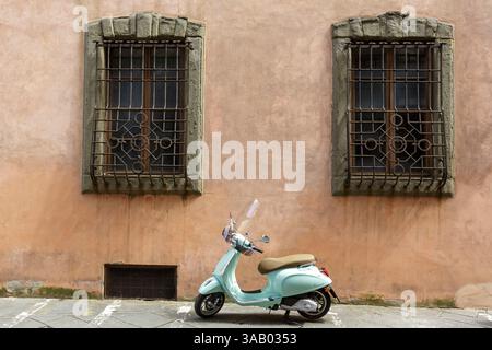 Italien, Toskana, Provinz Lucca, Lucca, vespa parkte vor dem Palazzo sardini, der 1795 von Giacomo Sardini auf dem Gelände eines im 13. Jahrhundert errichteten Gebäudes, heute Palazzo Minutoli Tegrimi, in der Via Cesare Battisti, restauriert wurde Stockfoto