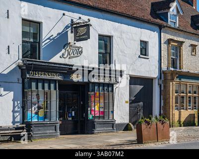 Der Chemiker in Midhurst, West Sussex, wird bald übernommen. Stockfoto