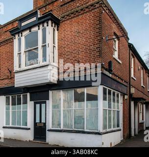 Leere Geschäftsräume im Stil der Epoche in Bishops Waltham High Street, Hampshire, Großbritannien Stockfoto