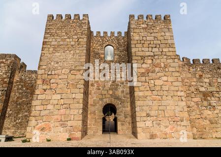 Blick auf den Eingang und die Festungsmauern im maurischen Stil von Trujillo Castle, einem mittelalterlichen Gebäude in Extremadura, Spanien. Stockfoto