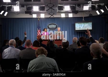 14. April 2018: Washington, District of Columbia, USA: DANA WHITE, der Assistent des Verteidigungsministers für öffentliche Angelegenheiten, und Generalleutnant KENNETH F. MCKENZIE, der Joint Staff Director, informieren die Presse über amerikanische Operationen in Syrien im Pentagon in Washington. (Kreditbild: © USAF/ZUMA Wire/ZUMAPRESS.com) Stockfoto
