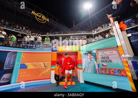 MIAMI GARDENS, FLORIDA - MÄRZ 30: Jakub Mensik aus Tschechien betritt das Stadion, bevor er am 13. Tag der Miami Open am 30. März 2025 in Miami Gardens, Florida gegen Novak Djokovic aus Serbien antrat. (Foto: Mauricio Paiz) Stockfoto
