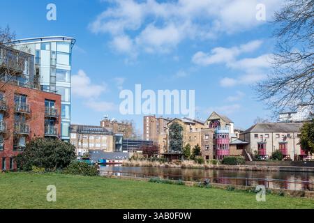 Blick über den Graham Street Park zum City Road Basin in Islington, London, Großbritannien Stockfoto