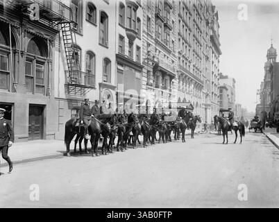 21. Dezember 2017 - Trupp der Mounted Police, New York City, New York, USA, Detroit Publishing Company, 1905 (Credit Image: © Circa Images/Glasshouse Via ZUMA Wire) Stockfoto