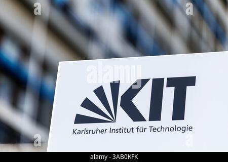 Karlsruhe, Deutschland. März 2025. Schild mit der Aufschrift „KIT - Karlsruher Institut für Technologie“ an einem Universitätsstandort in Karlsruhe (Baden-Württemberg). Das Karlsruher Institut für Technologie (KIT) ist eine technische Universität im Land Baden-Württemberg und ein nationales Forschungszentrum in der Helmholtz-Gemeinschaft. Quelle: Matthias Balk/dpa/Alamy Live News Stockfoto