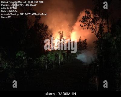 4. Mai 2018: Leilani Estates, Hawaii, USA: Um 5:57 Uhr HST in der Unterabteilung Leilani Estates, kurz bevor sich eine Spalte in der Kaupili Street öffnete. Eine neue Lavaspalte begann gegen 1:00 Uhr HST in der Lower East Rift Zone des Kilauea Volcano in der Makamae und Leilani Street in der Leilani Estates Unterdivision. Zum Zeitpunkt dieses Fotos wurden Spritzer in einer Höhe von etwa 30 m (ca. 100 ft) geworfen. Aus aktiven Fissuren werden reichlich Schwefeldioxid-Gas emittiert, das vermieden werden sollte. Die Eruption ist dynamisch, und Änderungen können mit wenig Warnung auftreten. (Kreditbild: © USGS/ZUMA Stockfoto
