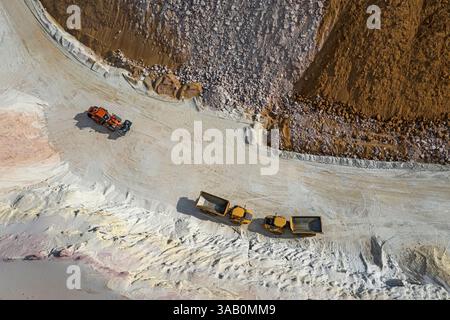 Luftaufnahme eines Dumper und eines Baggers in einem Sandsteinbruch Stockfoto