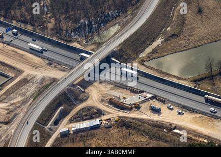 Hochauflösende Luftaufnahme einer Autobahn und einer im Bau befindlichen Straße in Deutschland Stockfoto
