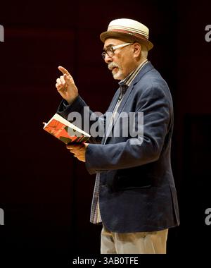 14. März 2017: Costa Mesa, Kalifornien, USA – der US-Dichter JUAN FELIPE HERRERA spricht bei der jährlichen Creative Edge Lecture in der Rene and Henry Segerstrom Concert Hall mit Lehrern und Schulleitern des ArtsOC. (Kreditbild: © Nicholas Koon Via ZUMA Wire) Stockfoto
