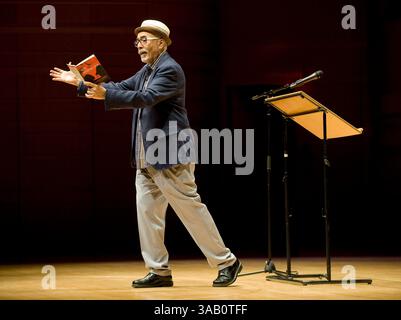 14. März 2017: Costa Mesa, Kalifornien, USA – der US-Dichter JUAN FELIPE HERRERA spricht bei der jährlichen Creative Edge Lecture in der Rene and Henry Segerstrom Concert Hall mit Lehrern und Schulleitern des ArtsOC. (Kreditbild: © Nicholas Koon Via ZUMA Wire) Stockfoto