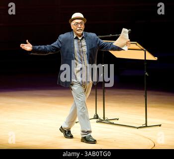 14. März 2017: Costa Mesa, Kalifornien, USA – der US-Dichter JUAN FELIPE HERRERA spricht bei der jährlichen Creative Edge Lecture in der Rene and Henry Segerstrom Concert Hall mit Lehrern und Schulleitern des ArtsOC. (Kreditbild: © Nicholas Koon Via ZUMA Wire) Stockfoto