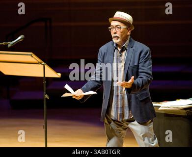 14. März 2017: Costa Mesa, Kalifornien, USA – der US-Dichter JUAN FELIPE HERRERA spricht bei der jährlichen Creative Edge Lecture in der Rene and Henry Segerstrom Concert Hall mit Lehrern und Schulleitern des ArtsOC. (Kreditbild: © Nicholas Koon Via ZUMA Wire) Stockfoto