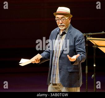 14. März 2017: Costa Mesa, Kalifornien, USA – der US-Dichter JUAN FELIPE HERRERA spricht bei der jährlichen Creative Edge Lecture in der Rene and Henry Segerstrom Concert Hall mit Lehrern und Schulleitern des ArtsOC. (Kreditbild: © Nicholas Koon Via ZUMA Wire) Stockfoto