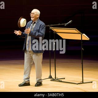14. März 2017: Costa Mesa, Kalifornien, USA – der US-Dichter JUAN FELIPE HERRERA spricht bei der jährlichen Creative Edge Lecture in der Rene and Henry Segerstrom Concert Hall mit Lehrern und Schulleitern des ArtsOC. (Kreditbild: © Nicholas Koon Via ZUMA Wire) Stockfoto