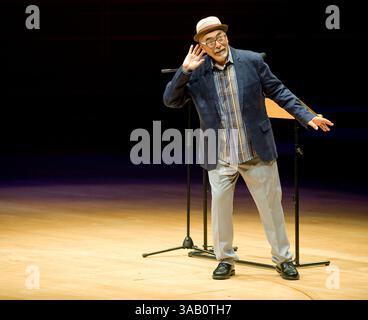 14. März 2017: Costa Mesa, Kalifornien, USA – der US-Dichter JUAN FELIPE HERRERA spricht bei der jährlichen Creative Edge Lecture in der Rene and Henry Segerstrom Concert Hall mit Lehrern und Schulleitern des ArtsOC. (Kreditbild: © Nicholas Koon Via ZUMA Wire) Stockfoto