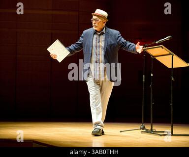 14. März 2017: Costa Mesa, Kalifornien, USA – der US-Dichter JUAN FELIPE HERRERA spricht bei der jährlichen Creative Edge Lecture in der Rene and Henry Segerstrom Concert Hall mit Lehrern und Schulleitern des ArtsOC. (Kreditbild: © Nicholas Koon Via ZUMA Wire) Stockfoto