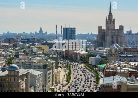 Moskau, Russland – 15. Juni 2018. Blick auf den Straßenabschnitt Sadovo-Kudrinskaja des Gartenrings in Moskau, in Richtung Kudrinskaja Platz Gebäude. Ansicht Stockfoto