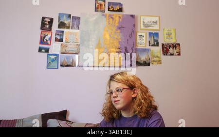 12. April 2018 – Columbia, SC, USA – Aiyana Hayes nahm mit 14 Jahren die SAT und schrieb sich im Alter von 15 Jahren bei USC Sumter ein. Sie ist das älteste Kind von Toby und Stephanie Hayes und wurde sowohl mit dem Asperger-Syndrom als auch mit dem Turner-Syndrom diagnostiziert. (Kreditbild: © Tracy Glantz/TNS via ZUMA Wire) Stockfoto
