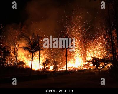 5. Mai 2018 - Hawaii, USA - Eine neue Spalte brach heute Abend in der Nähe der Spalten 2 und 7 aus, beginnend mit kleinen Lava-Spritzern um 20:44 Uhr HST. Um 21:00 Uhr brachen Lavabrunnen aus, die bis zu 70 m (230 ft) hoch waren. Die Häuser, die durch den Vulkan Kilauea in Hawaii zerstört wurden, sind auf mindestens 30 gestiegen. Lava spuckt mehr als 200 Meter in die Luft. Mehr als 1.700 Personen wurden evakuiert (Foto: © USGS/ZUMA Wire/ZUMAPRESS.com) Stockfoto