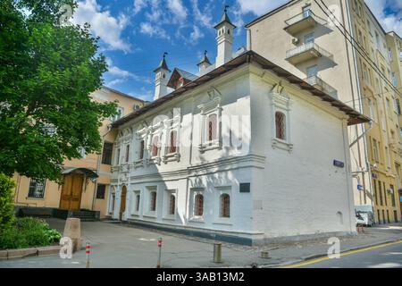 Moskau, Russland – 13. Juni 2018. Die Kammern von G. Araslanov in der Bryusov Lane 1 in Moskau, Russland. Das Gebäude stammt aus dem 17. Jahrhundert. Stockfoto