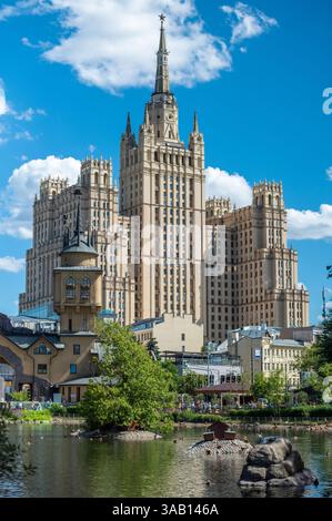 Moskau, Russland – 2. Juli 2018. Das Kudrinskaja-Gebäude in Moskau, Russland. Eines von sieben stalinistischen Wolkenkratzern, das Wohngebäude stammt aus f Stockfoto