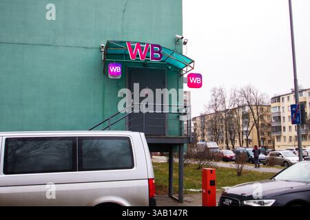 Weißrussland, Minsk - 26, 12, 2024: Es gibt einen weißen Van, der derzeit vor einem breiten Gebäude parkt, das ein WB-Geschäft auf der Straße ist Stockfoto