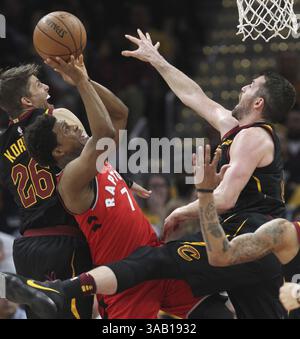 7. Mai 2018 – Cleveland, OH, USA – Kyle Lowry von Toronto Raptors wird im ersten Quartal von Kyle Korver (links) und Kevin Love (links) in der zweiten Runde einer Playoff-Serie am Montag, den 7. Mai 2018 in Cleveland, Ohio, im vierten Spiel der Kyle Lowry von Cleveland Cavaliers erstickt. (Bild: © Phil Masturzo/TNS via ZUMA Wire) Stockfoto