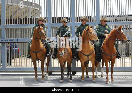 7. Mai 2018: Agenten der Grenzpolizei in San Diego, Kalifornien, hören am Montag auf einer Pressekonferenz im Border Field State Park zu. Die Sitzungen besagten, dass Familien, die illegal die Grenze überschreiten, nach ihrer Festnahme getrennt werden könnten. (Bild: © K.C. Alfred/TNS via ZUMA Wire) Stockfoto