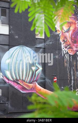 Das Wandgemälde „Holding the Future in Your Hands“ von Mr. Cenz und Lovepusher ist Teil des Wandgemäldes „Connectivity Matters“ im New Inn Yard Shoreditch London Stockfoto