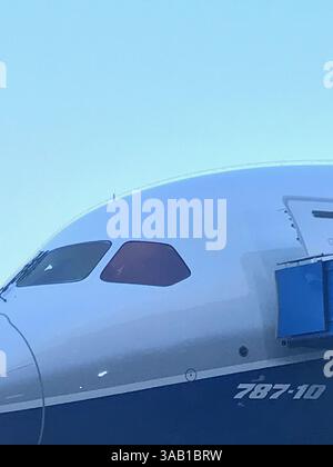 17. Februar 2017 – North Charleston, South Carolina, USA – NORTH CHARLESTON, SC – 17. FEBRUAR: US-Präsident Donald Trump führt am 17. Februar 2017 eine Tour durch die Dreamliner 787-10 in Boeing's South Carolina durch. Das Flugzeug beginnt noch in diesem Jahr mit den Flugtests und wird ab 2018 an Airline-Kunden geliefert. Leute: Präsident Donald Trump (Credit Image: © SMG via ZUMA Wire) Stockfoto