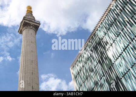 Das Monument of the Great Fire of London, das zwischen 1671 und 1677 erbaut wurde, steht im Kontrast zu einem modernen Bürogebäude auf dem Fish Street Hill in London Stockfoto