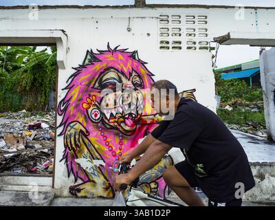 22. März 2018 - Bangkok, Bangkok, Thailand - Ein Mann fährt mit dem Fahrrad an einem abgerissenen Haus am Ufer des Khlong Lat Phrao vorbei. Die Behörden von Bangkok vertreiben etwa 1.000 Familien, die sich in der Nähe von Khlong Lat Phrao in Bangkok ein Zuhause aufgebaut haben. Die Stadt sagt, dass sie in den khlong „eingreifen“. Obwohl einige der Familien seit Generationen entlang des khlong (Thai für Kanal) leben, haben sie keinen Anspruch auf das Anwesen und die Stadt betrachtet sie als Besetzer. Die Stadt sagt, dass die Bewohner vertrieben werden, damit die Stadt neue Dämme bauen kann, um Überschwemmungen zu kontrollieren. Die meisten Bewohner haben einen Stockfoto