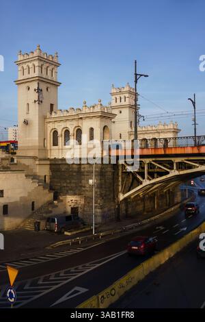 Warschau, Polen. 27. Januar 2025 - historische Architektur der Poniatowski-Brücke am Morgen. Stockfoto