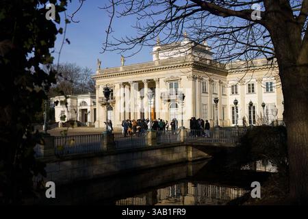 Warschau, Polen. 27. Januar 2025 - Besucher erkunden den historischen Lazienki-Palast. Stockfoto