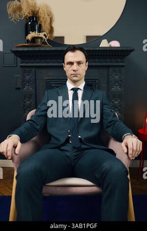 Geschäftsmann Im Anzug Sitzt Auf Stuhl Im Büro Stockfoto