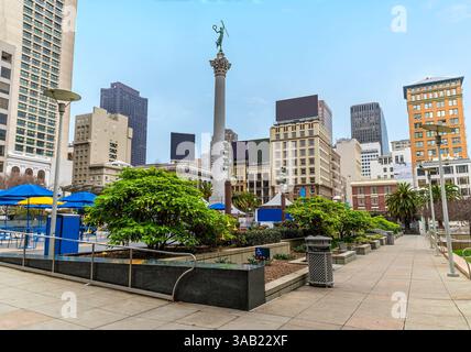 Ein Blick entlang des südlichen Pfades auf dem Union Square am Morgen in San Francisco im frühen Frühling Stockfoto