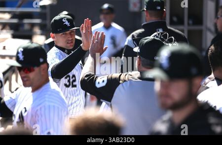 24. April 2018: Chicago, IL, USA – der Chicago White Sox-Spieler Trayce Thompson (32) tritt am Dienstag, den 24. April 2018, im Dugout gegen die Seattle Mariners ein. (Bild: © Chris Sweda/TNS via ZUMA Wire) Stockfoto