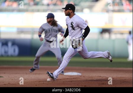 24. April 2018: Chicago, IL, USA – Chicago White Sox Second Baseman Yoan Moncada (10) macht am Dienstag, den 24. April 2018, im siebten Inning gegen die Seattle Mariners im garantierten Rate Field in Chicago einen Fehler. Die Mariners haben mit 1:0 gewonnen. (Bild: © Chris Sweda/TNS via ZUMA Wire) Stockfoto