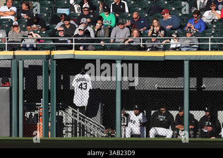 24. April 2018 – Chicago, IL, USA – das Trikot des Chicago White Sox Relief Pitchers Danny Farquhar hängt während eines Spiels gegen die Seattle Mariners am Dienstag, den 24. April 2018, vor dem Bullpen der White Sox. (Bild: © Chris Sweda/TNS via ZUMA Wire) Stockfoto
